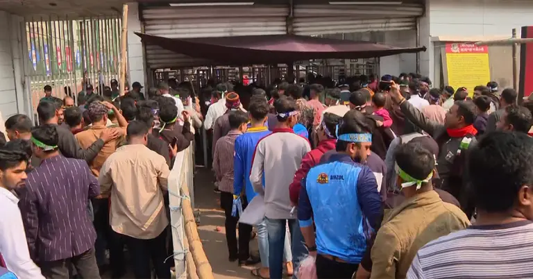 মিরপুর স্টেডিয়ামের প্রবেশপথে দর্শকদের ভিড়